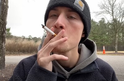 Лечение зависимости от табакокурения в Волгограде Мужчина с сигаретой делает затяжку