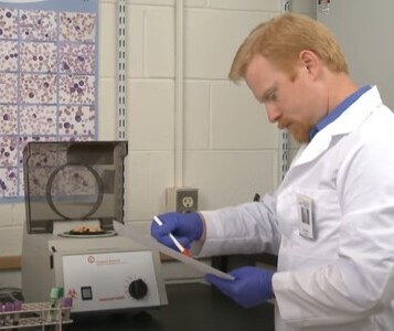 Клиника лечения наркозависимости в Волгограде Врач в кабинете клиники