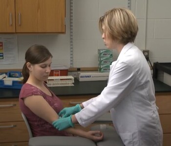 Лечение зависимости от аптечных препаратов в Волгограде Врач делает инъекцию пациентке